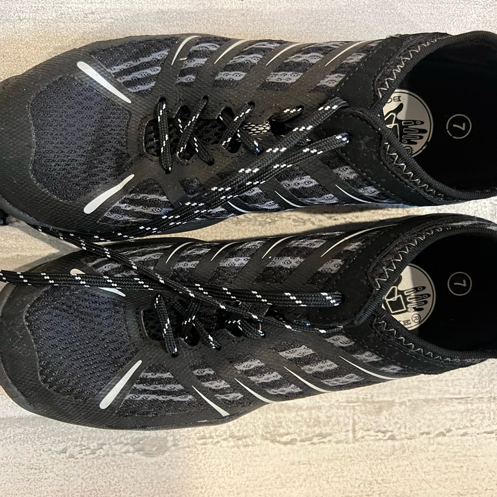 Body Glove Water shoes. Men size 7.